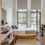 Exclusivamente Para Estudiantes Lujosas Suites Y Estudios Elegantes En Cristobal De Moura Barcelona