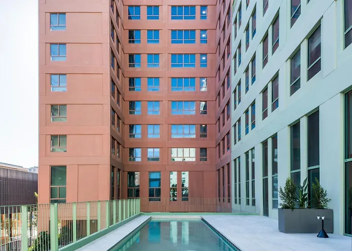Exclusivamente Para Estudiantes Lujosas Suites Y Estudios Elegantes En Cristobal De Moura Barcelona